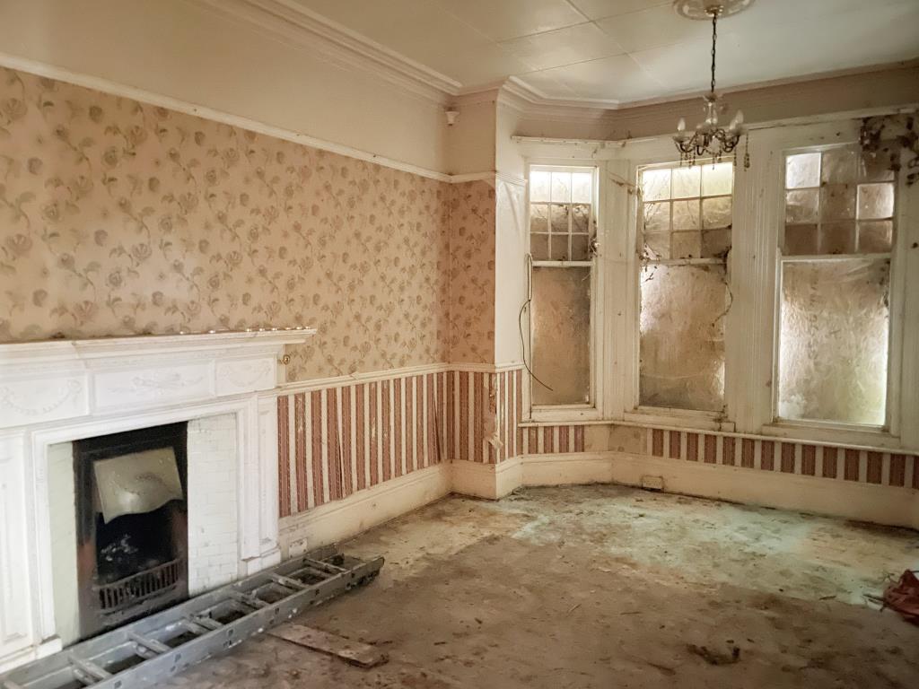 Lot: 121 - DETACHED EIGHT-BEDROOM HOUSE FOR RENOVATION - 